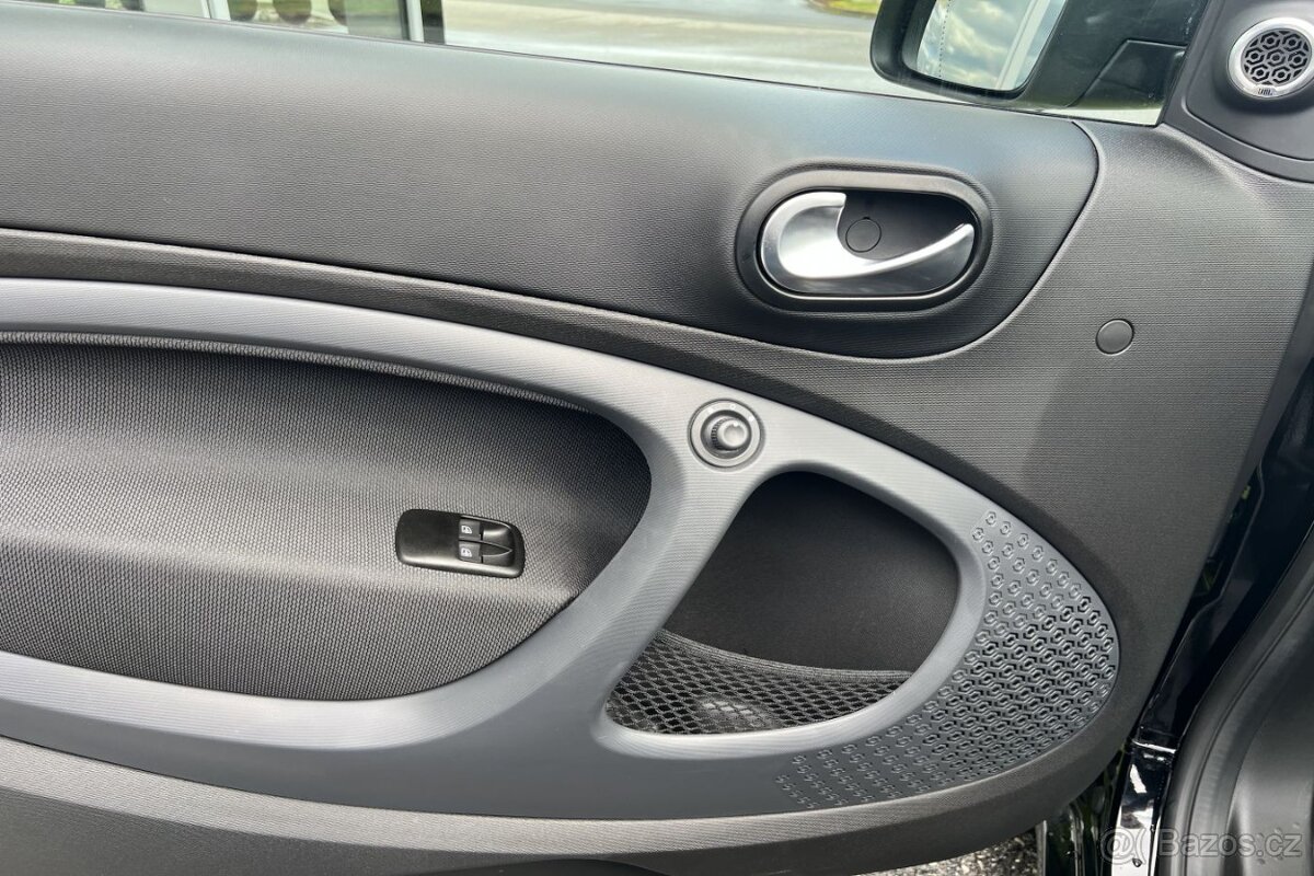 Prodám Smart Fortwo EQ Cabrio Passion JBL - 10