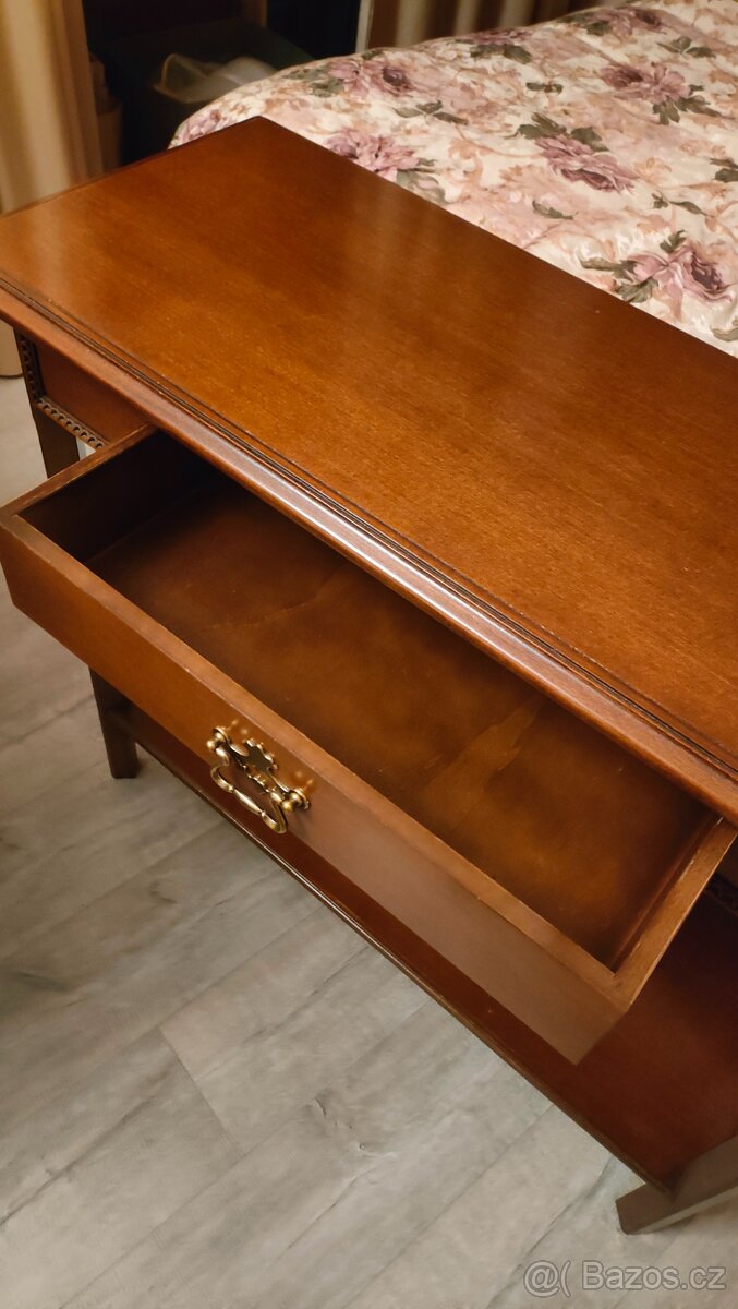 Konzolovy stolek - 10