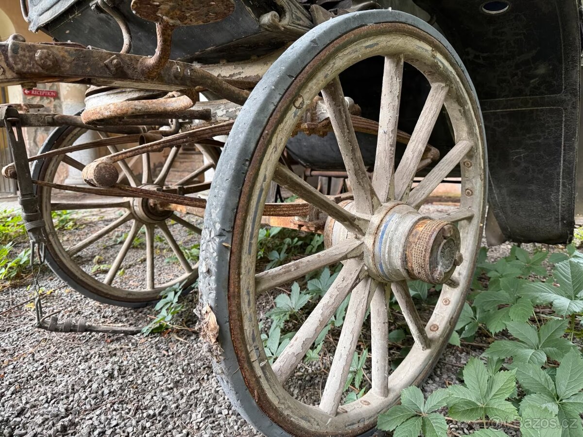 Historický dřevěný kočár (rok 1900) REZERVACE - 10