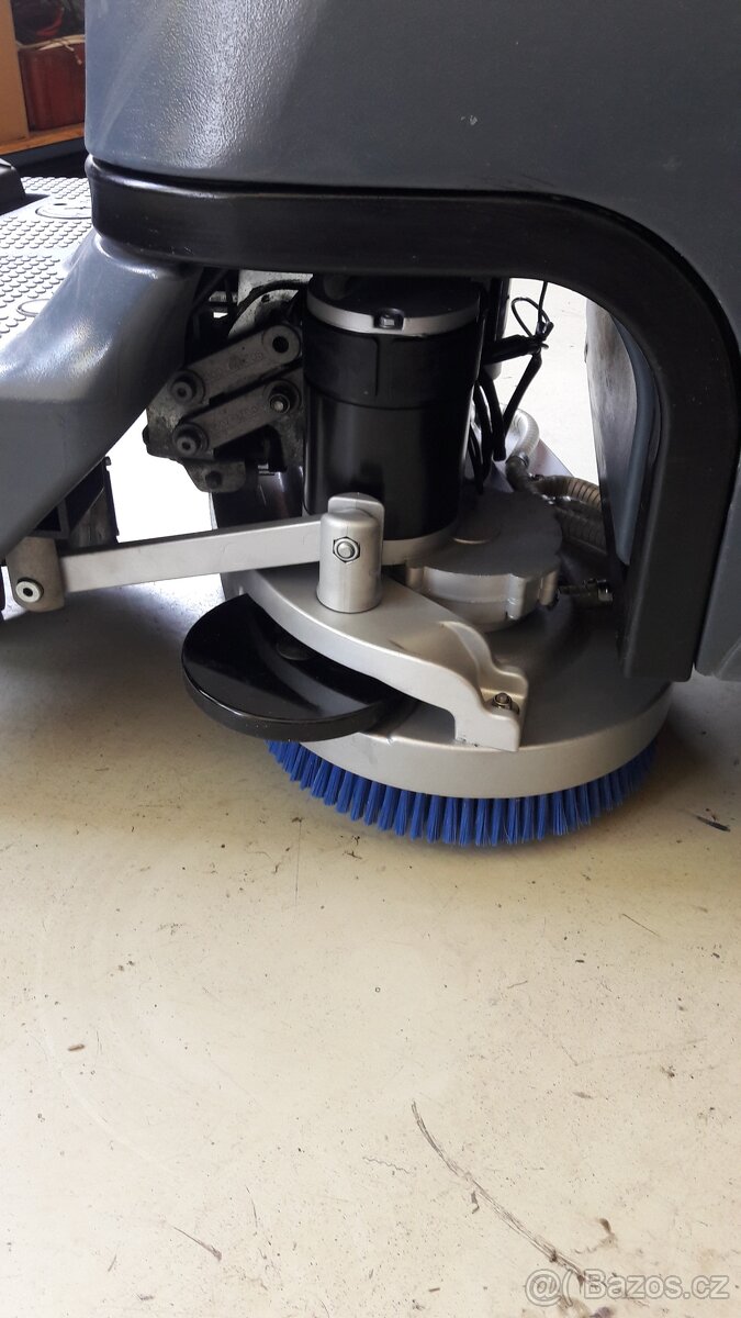 Podlahový mycí stroj Nilfisk BR 652 se sedící obsluhou - 10