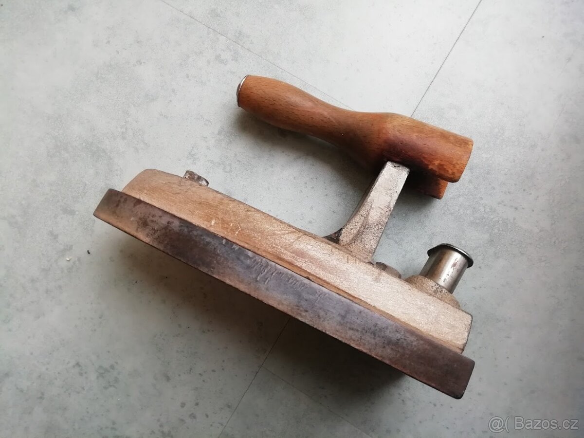 Stará krejčovská žehlička a smaltovaná mísa na zadělávání - 10