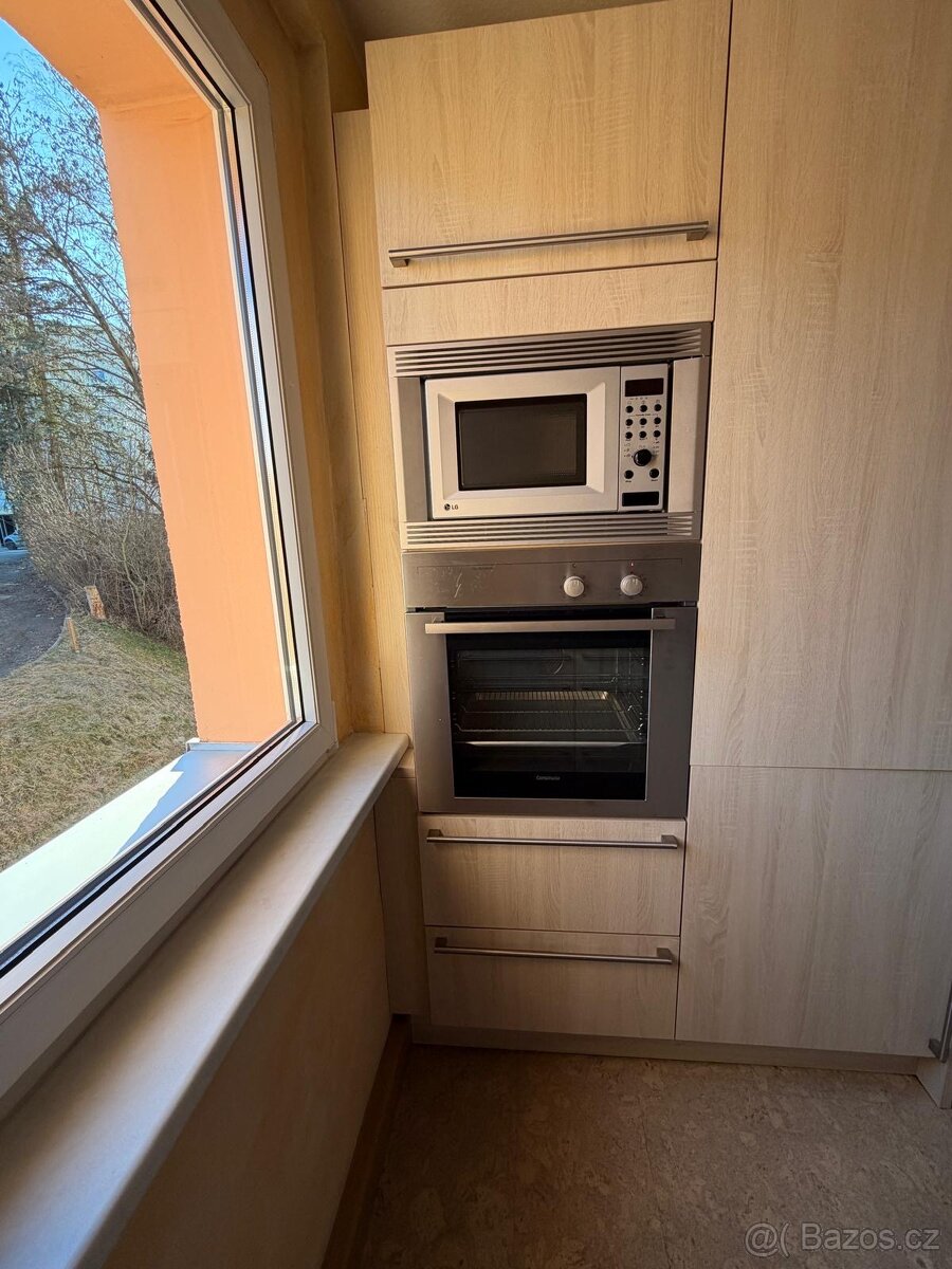 Moderní vestavěná masivní kuchyně včetně spotřebičů - 10