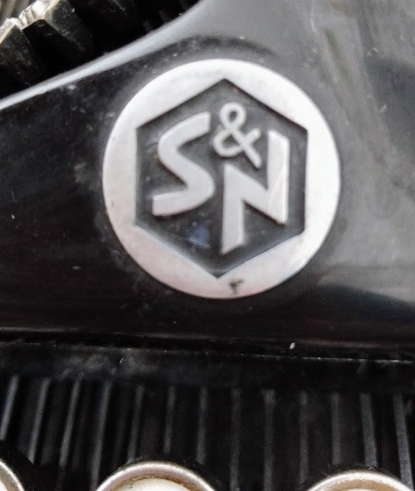 STAROŽITNÝ KUFŘÍKOVÝ PSACÍ STROJ ERIKA 6 A.-G. Vorm. Seidel - 10