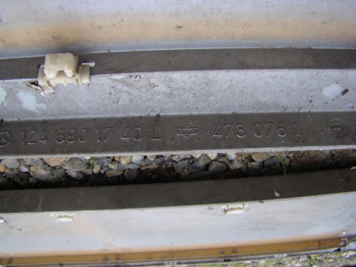 Vnější plastové lišty dveří M-B W124 - 10