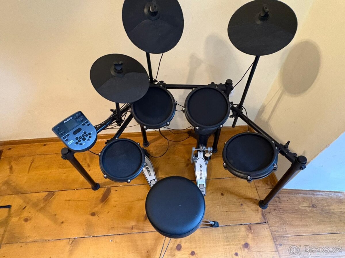 Alesis Nitro Mesh Kit Bundle+Milenium DM-30 E-Drum Monitor - 10