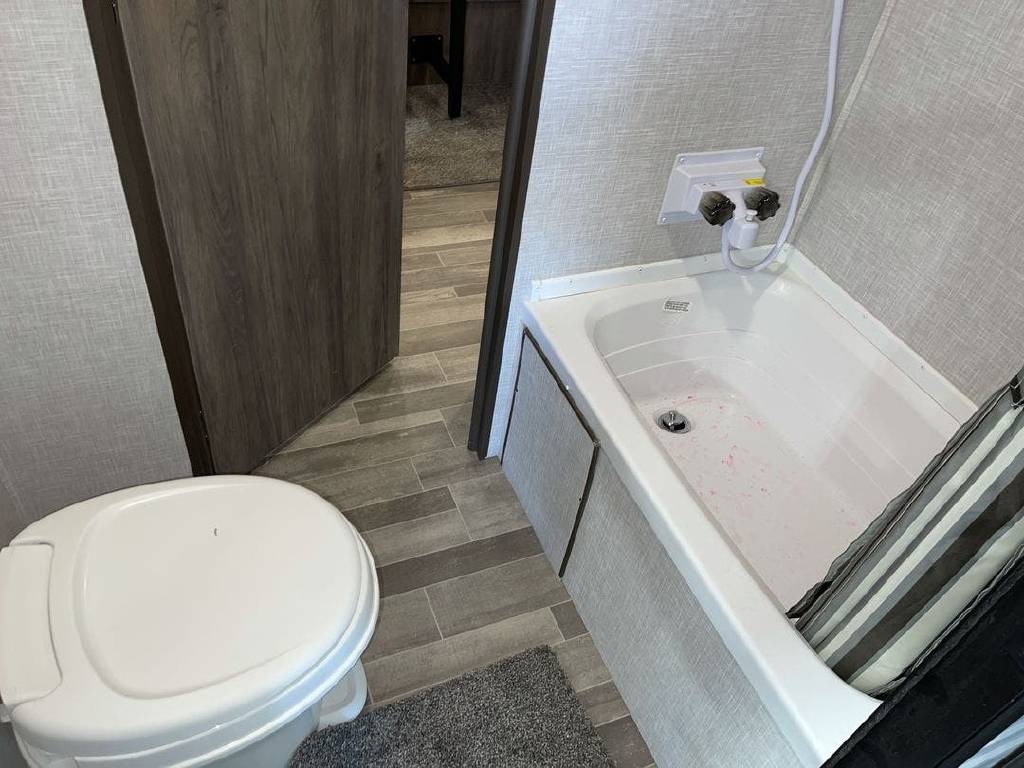 Americký obytný přívěs Zinger 18DS Výsuv DPH - 10