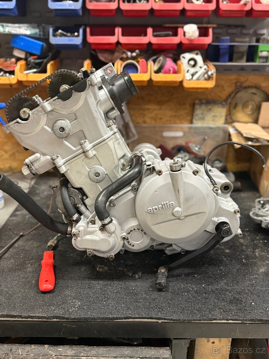 Aprillia/BMW - motor Rotax 650 - 10