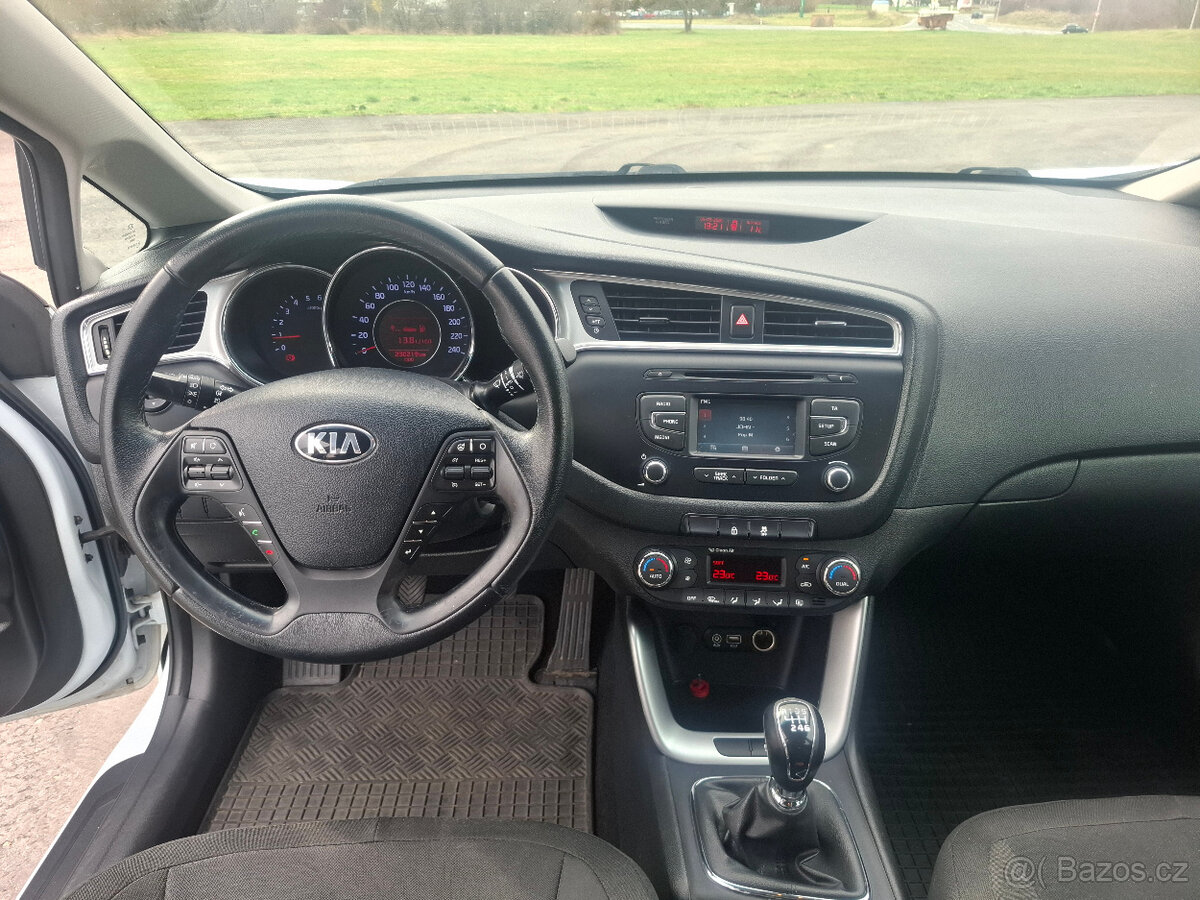 Kia Ceed 1.6CRDi 100kW,digi klima,tažné zařízení - 10