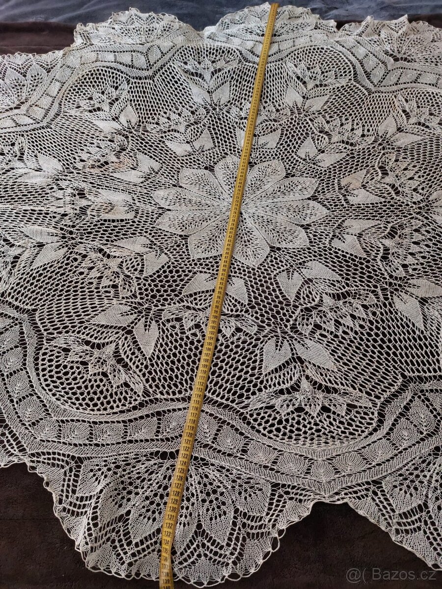 Ručně háčkované ubrusy v bílé a krémové barvě - 10