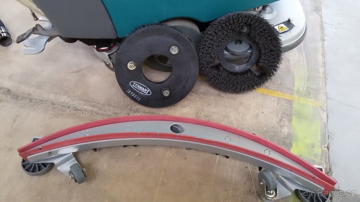 Podlahový mycí stroj Tennant T3 Disk 50 s vlastním pojezdem - 10