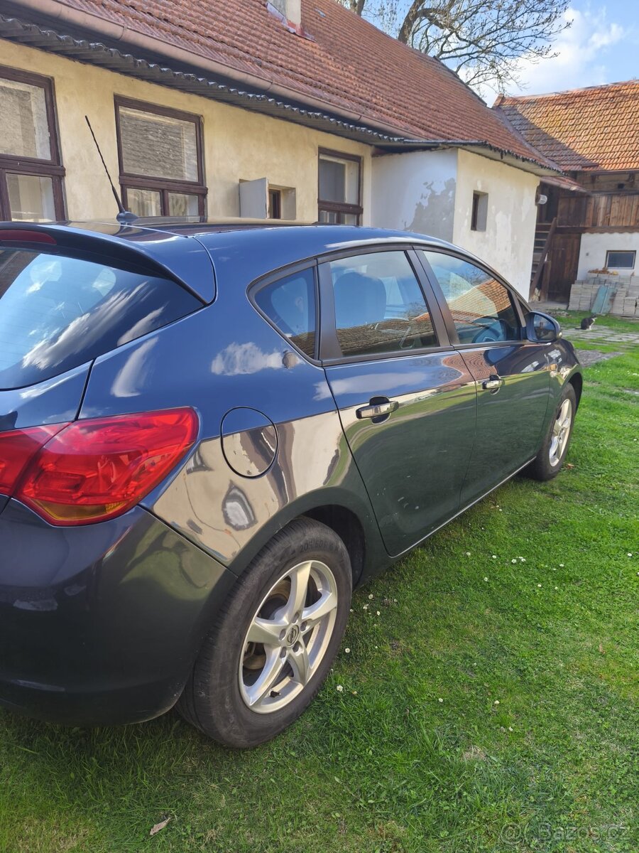 Opel Astra J 1,4i - 10