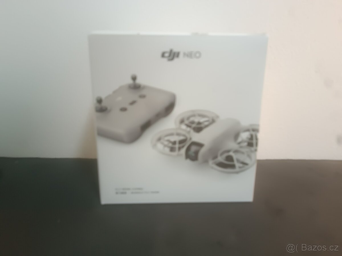 DJI NEO dron se 3 bateriemi a nabíjecí hub - 10