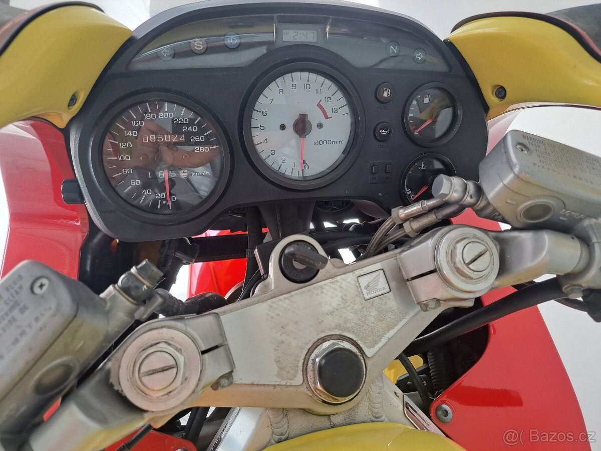 Honda VFR 750F - 10