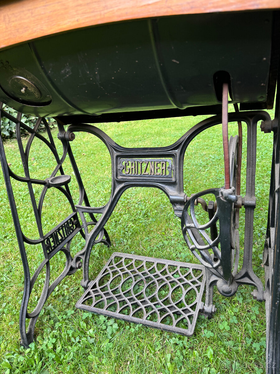 Robustní litinový šicí stroj Gritzner „V“ z roku 1920 - 10