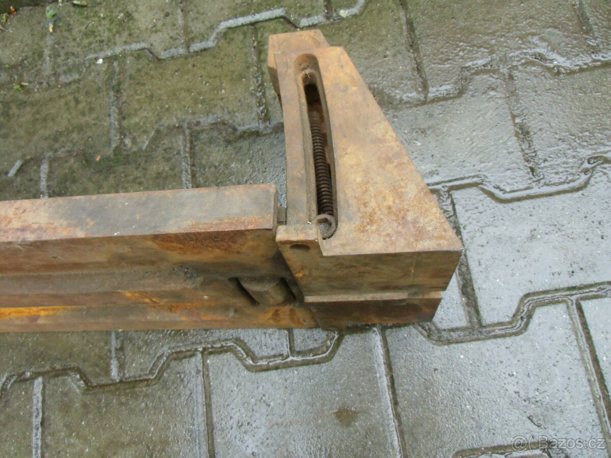 Naklápěcí upínací stůl s drážkami. - 10