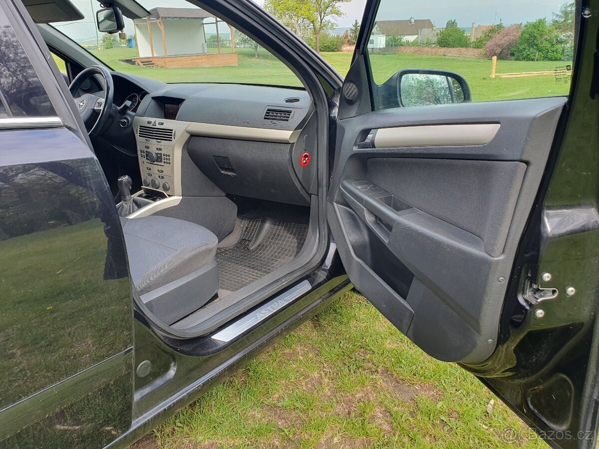 Opel Astra kombi 1.6i nová stk - 10