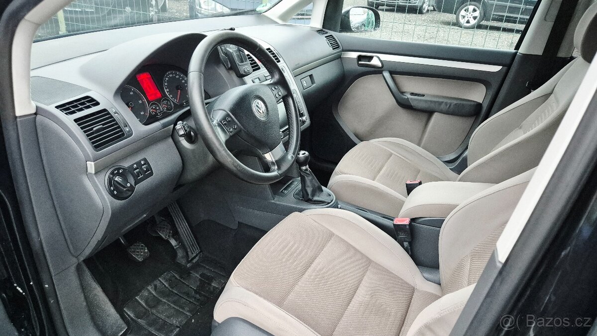 Volkswagen Touran - 10