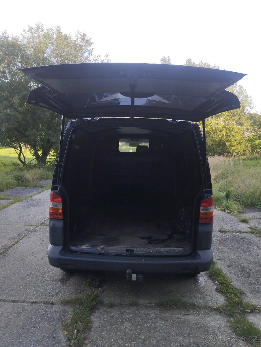 VW TRANSPORTÉR T5 2.5 TDI 96 KW R.V.2006 - 10