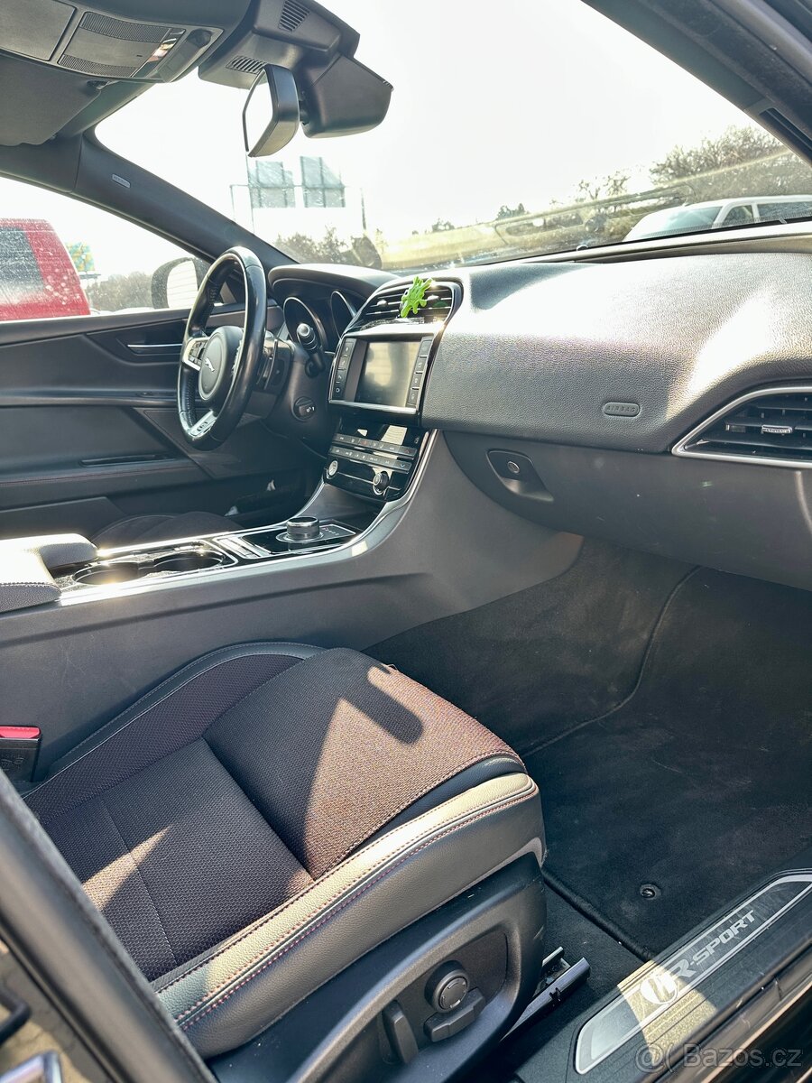 Jaguar XE R-SPORT 4 AWD - 10