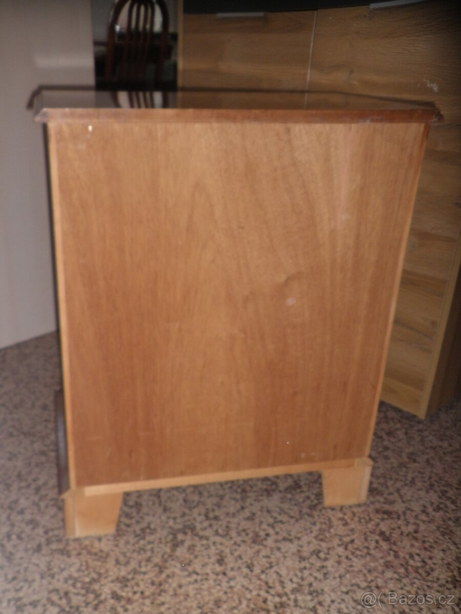 Menší skříňka nebo komoda v rustikálním stylu - 10