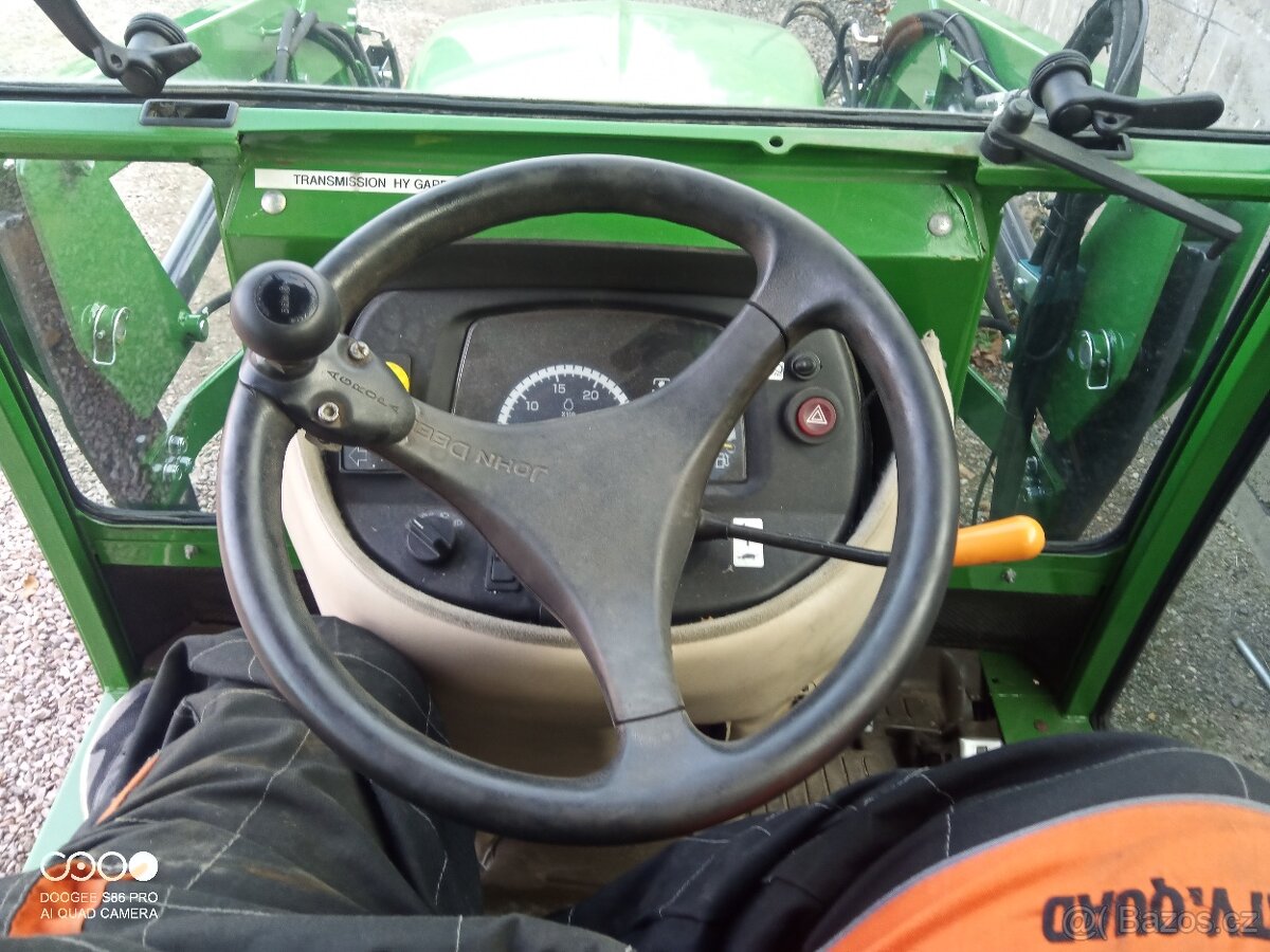 Jonh Deere 2720 s nakladačem - 10