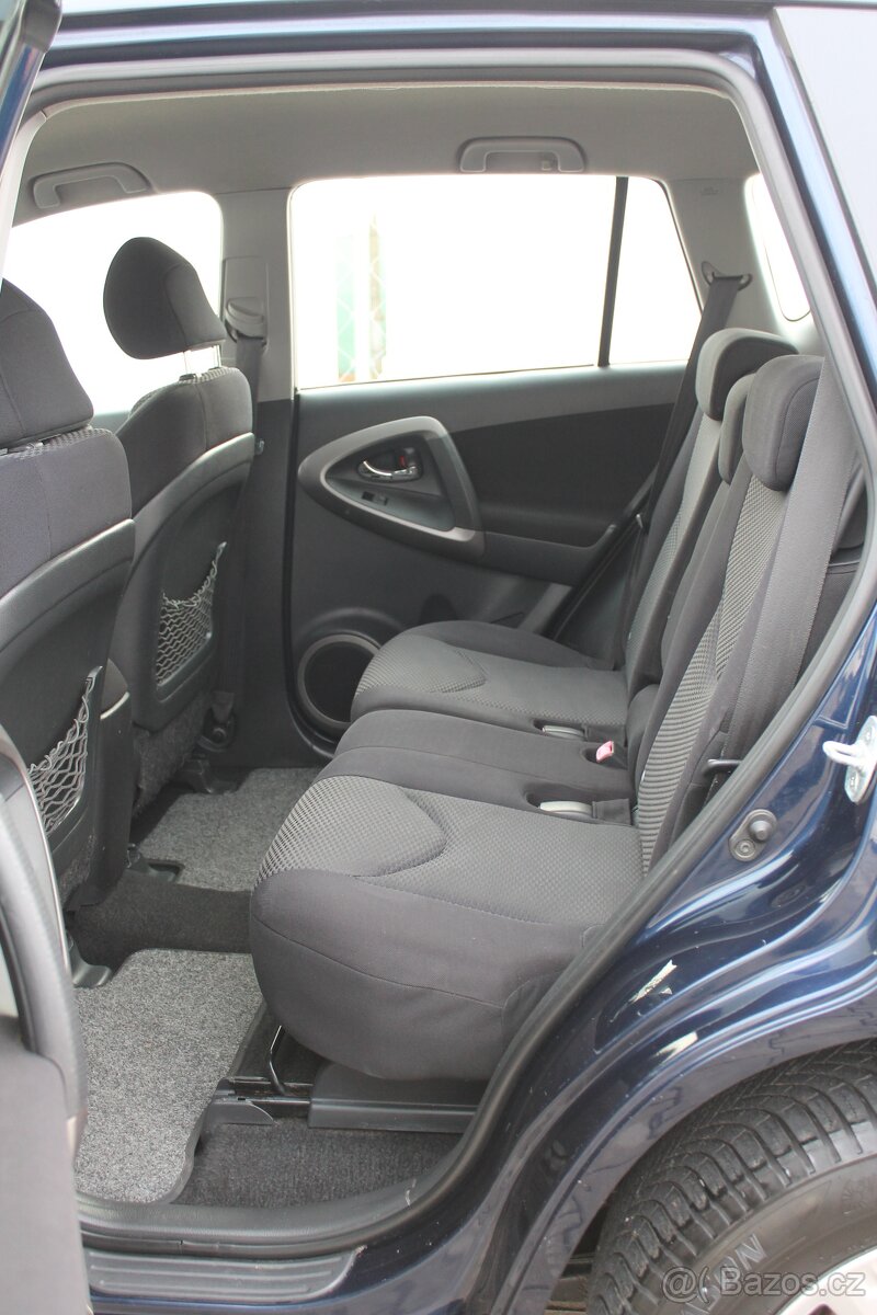 Toyota Rav4 2.2D-4D 100kW + 4X4 + BEZ KOROZE + TAŽNÉ - 10