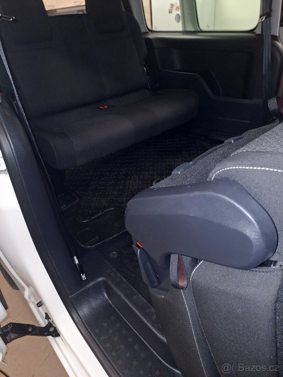 VW Caddy Maxi 2.0 TDI 7 MÍST - 10