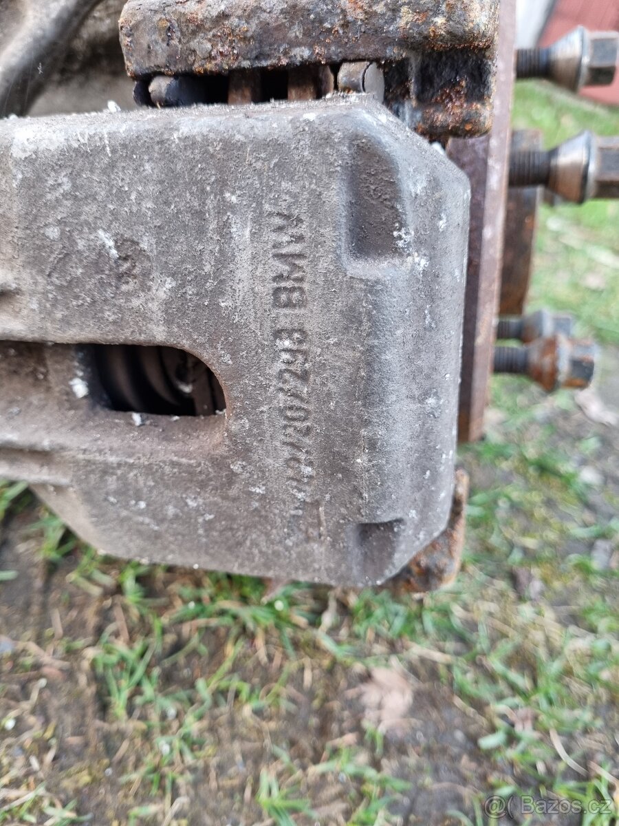 BMW E39 zadní náprava, těhlice, brzdič, poloosa - 10