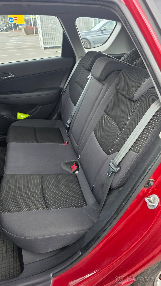 Hyundai i30 kombi 1,4i 2012 - 10