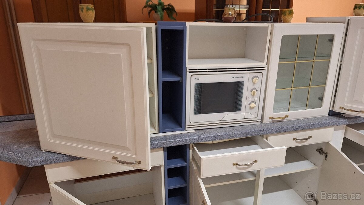 Bílá kuchyňská linka limka v masivu - 10