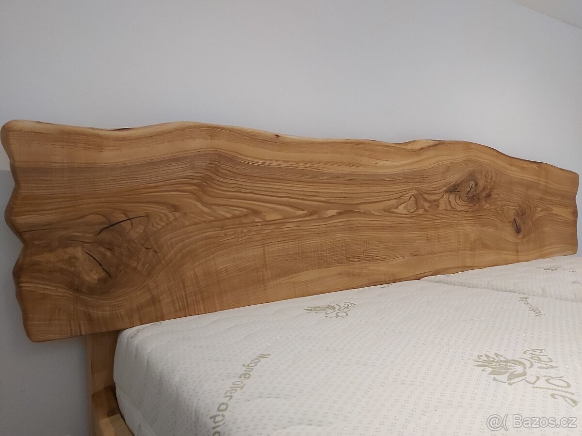 Postel z masivu s přírodní hranou - 10