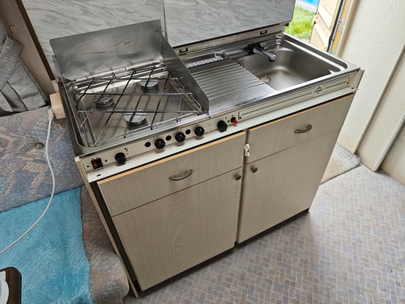 Cestovní karavan HOBBY 470 Classic pro 4 osoby - 10