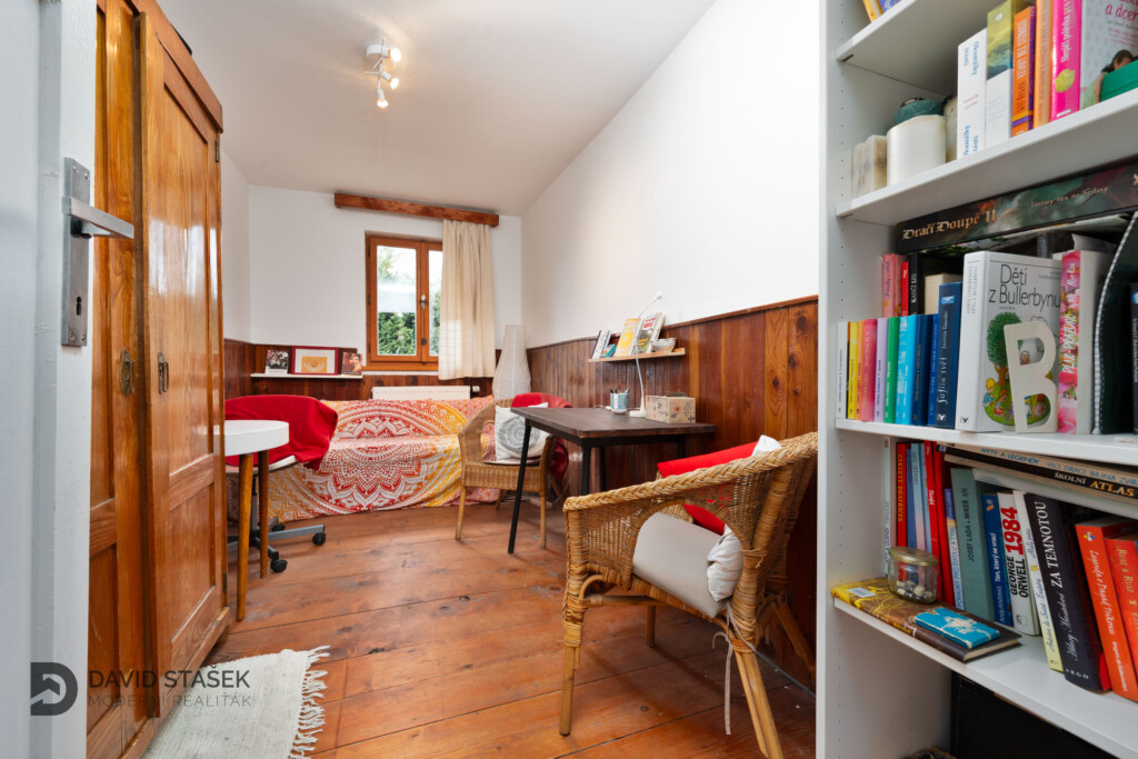 Prodej obrovského domu s různými způsoby využití hned nad Pa - 10