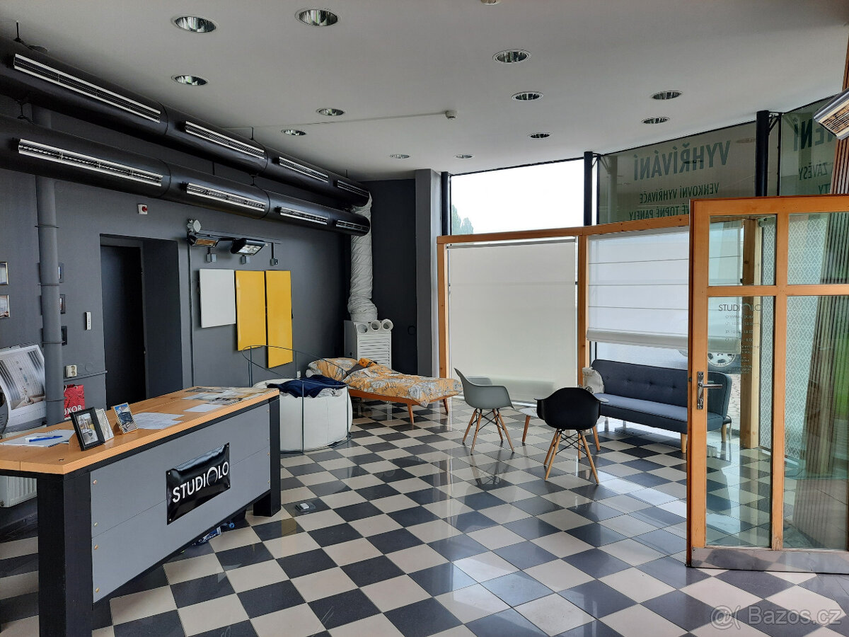 Prosklená prodejna se skladem v Kolíně - 10