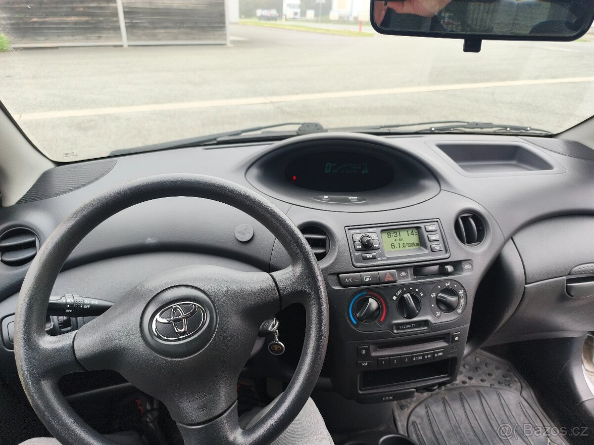 yaris 1.0 top stav - 10