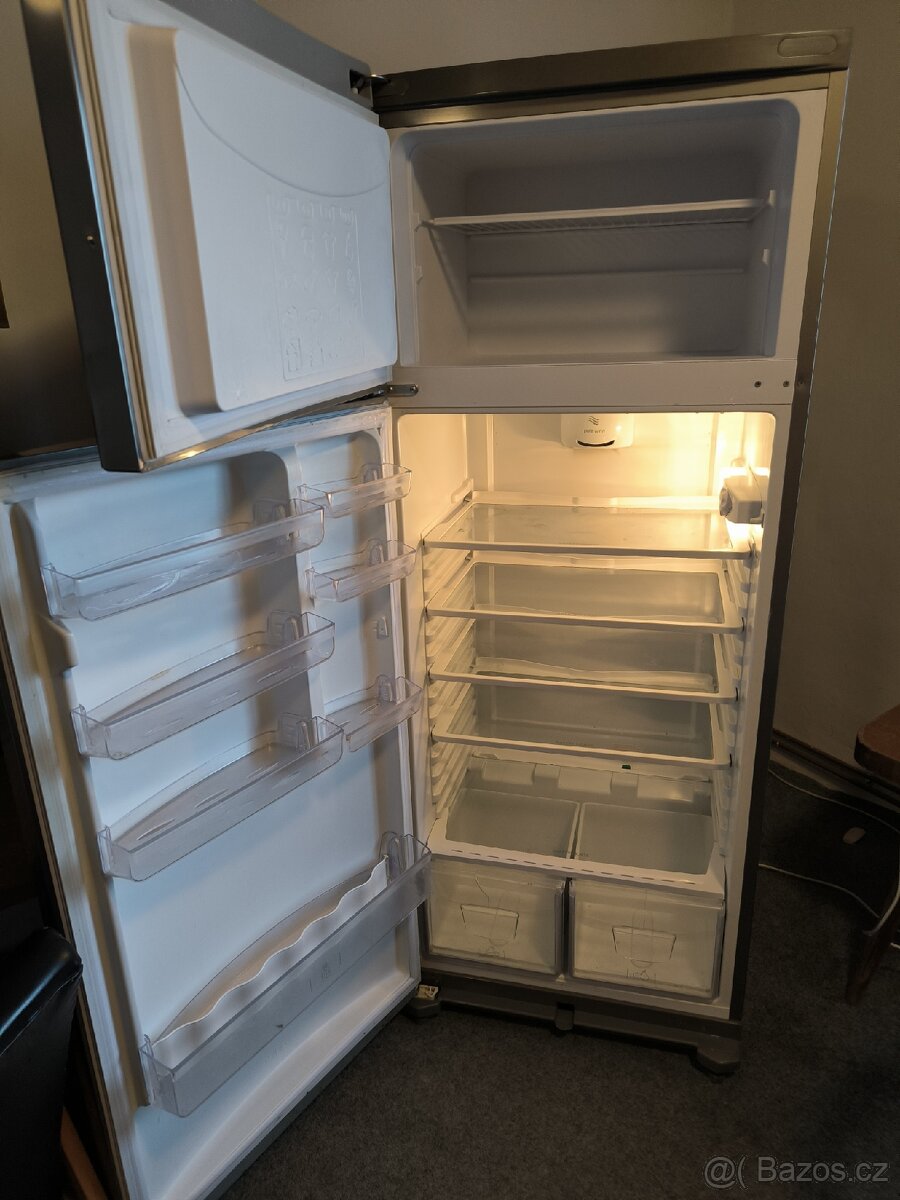 VELKÁ LEDNICE S MRAZÁKEM ARISTON - 10