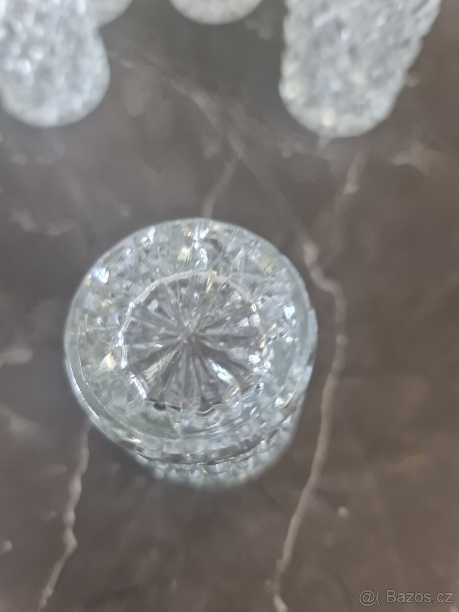 Karafa se šesti sklenkami - 10