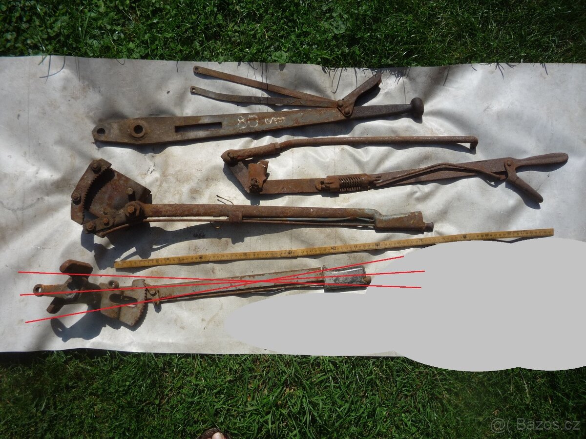 Prodám staré volanty, plechové schránky na nářadí do veterán - 10