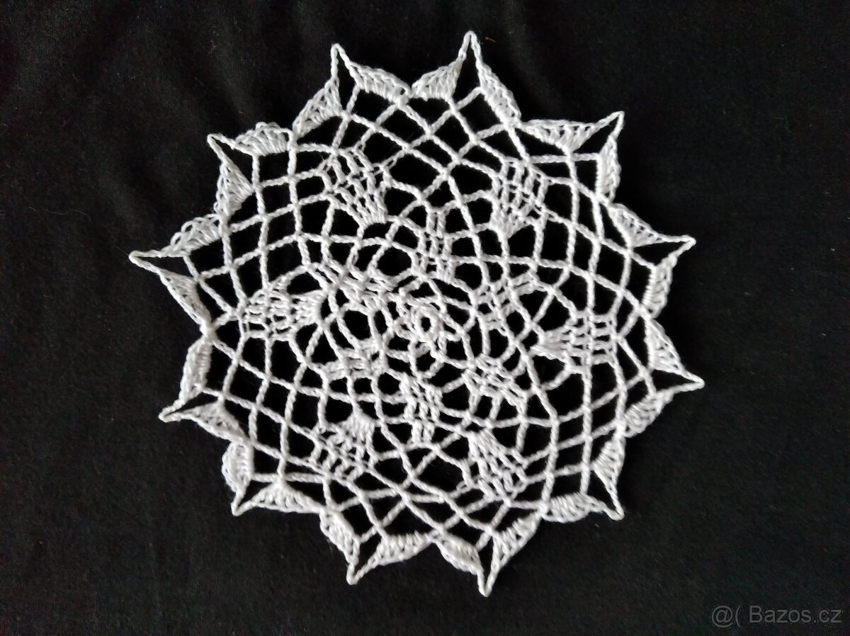 Malé ručně háčkované naškrobené bavlněné dečky - 10