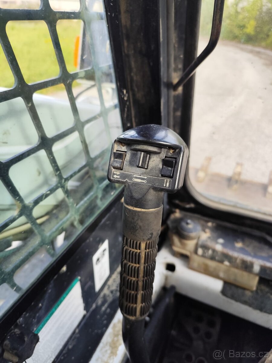 Šmykem rizený nakladač Bobcat S185. ŠPZ. - 10