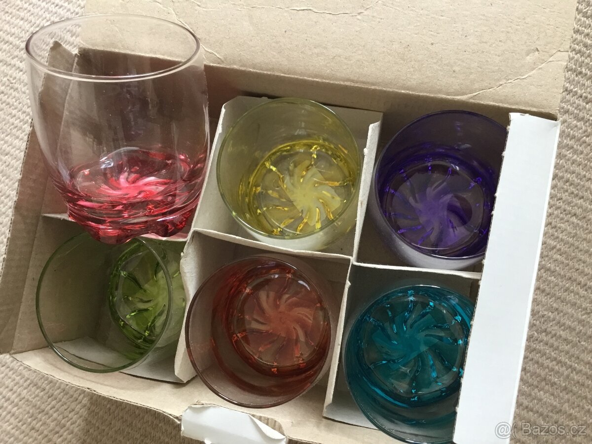 misa pevne sklo, ruzne sklenice - 10