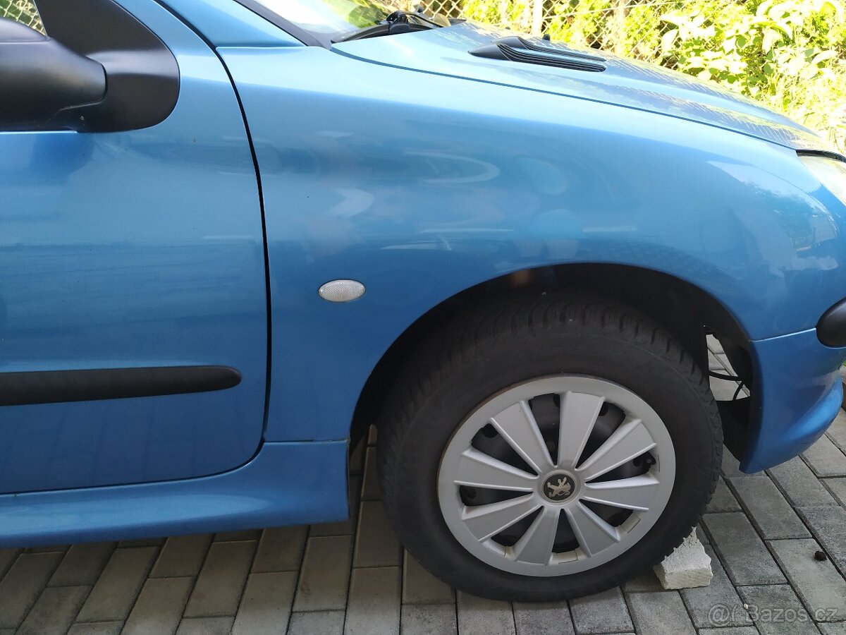 Modrý Peugeot 206, 44 kW, 1 124 ccm - 10