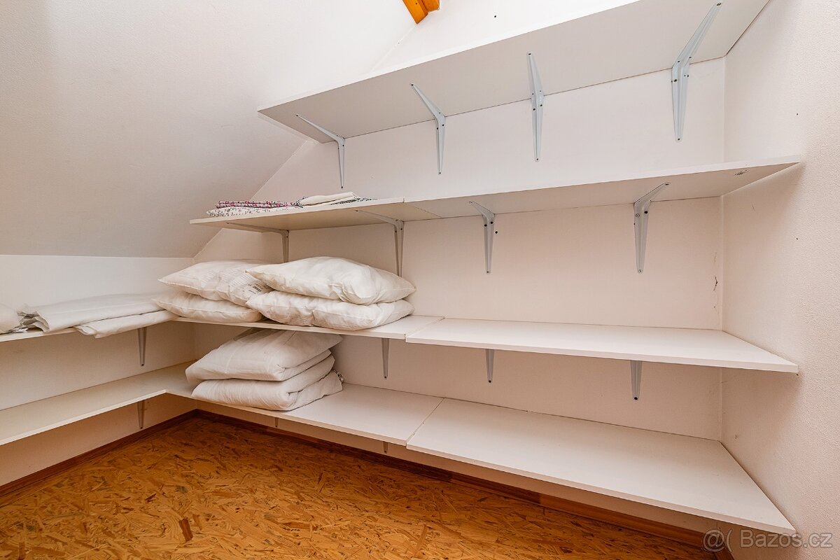 MALEBNÝ RODINNÝ DŮM V SRDCI ČESKÉHO STŘEDOHOŘÍ ČEŘENIŠTĚ, M - 10