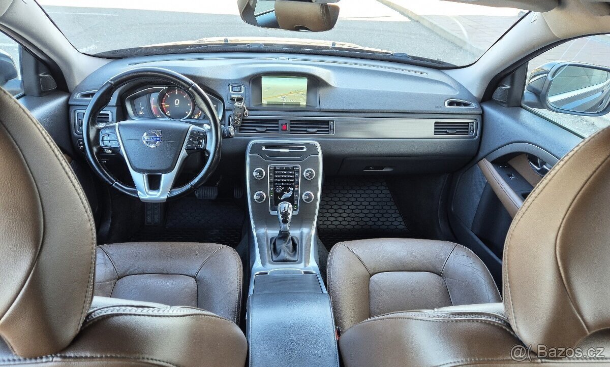 VOLVO XC70 2.4D 133KW 5 VÁLEC 1 MAJITEL AUTOMAT 4x4 XENON - 10