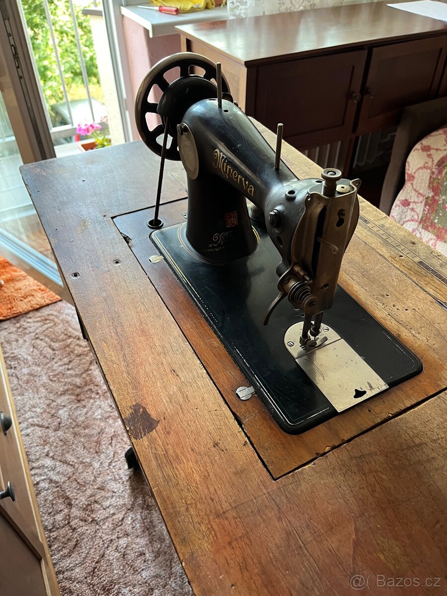 Starožitný min 80 let starý šlapací šicí stroj Minerva - 10