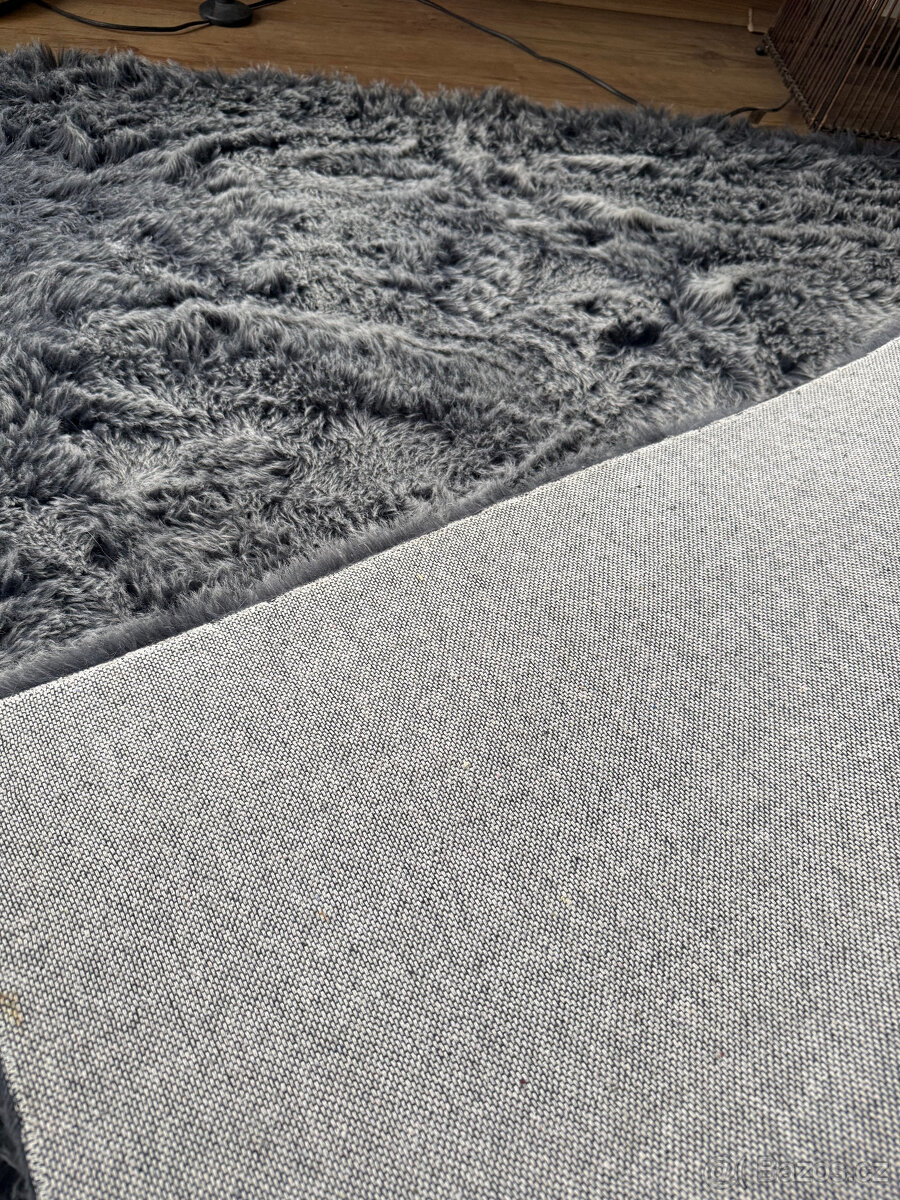 Dva kožešinové koberce 166x236cm a 61x120cm - 10