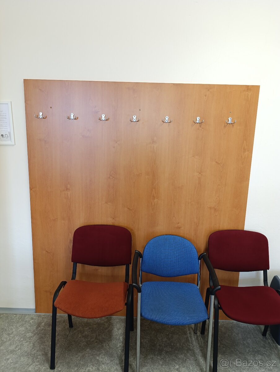 Stoly a židle ze školících místností - 10