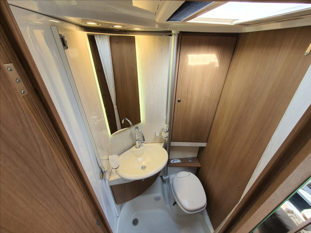 Burstner 2,3 obytný automobil (2016) - 10