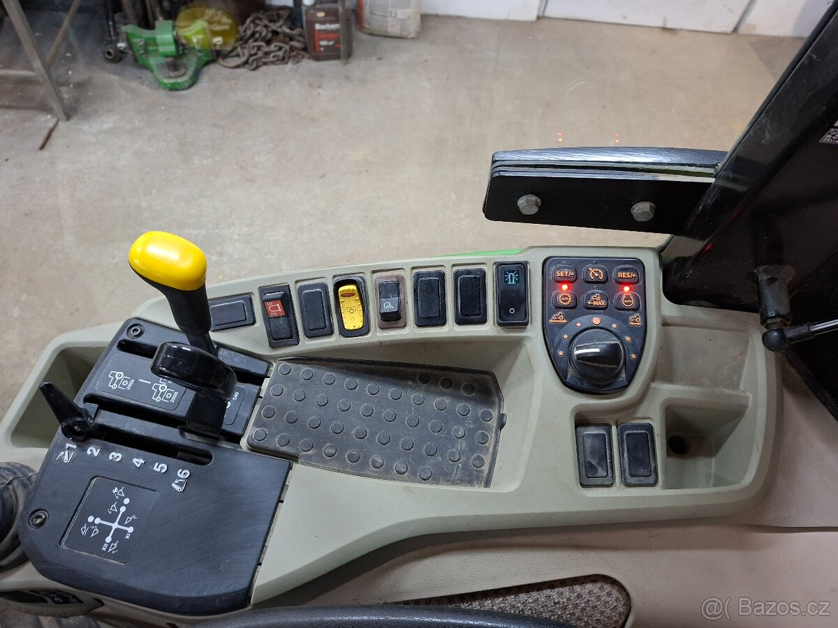 Traktor John Deere 3039R - 10