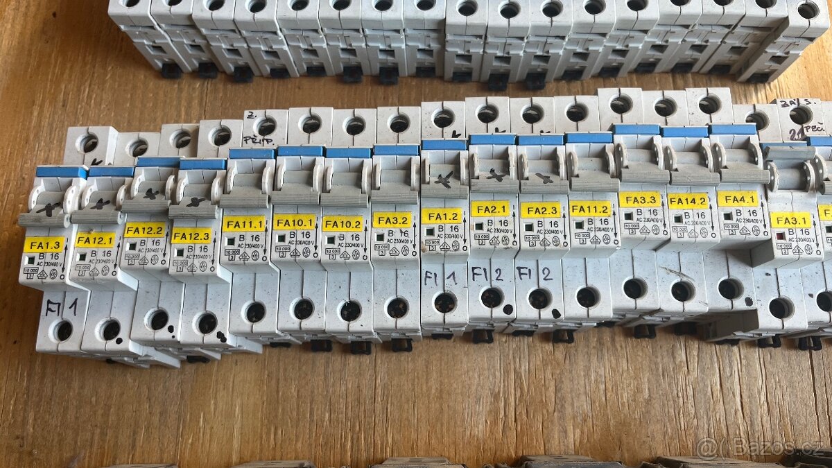 Jističe, pojistky, relé, stykače, proudové chrániče - různé - 10